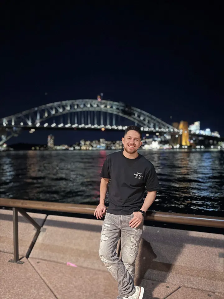 Andres in front of the Harbour Bridge at night